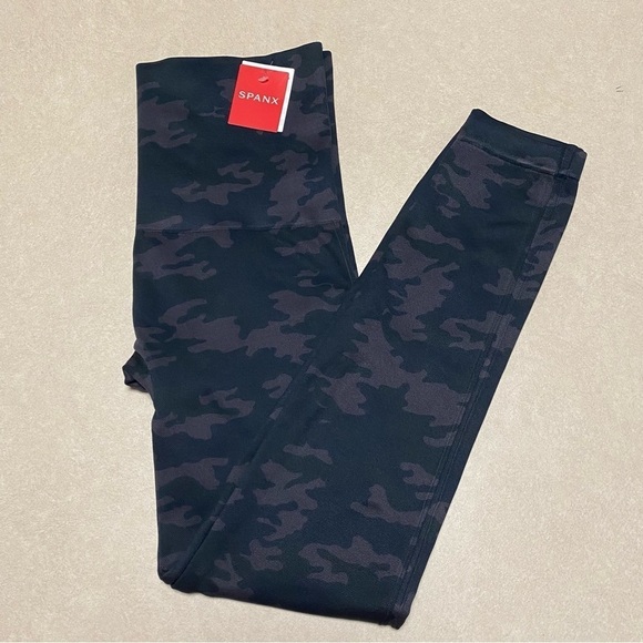Spanx Leggings Women’s Size 1X Black Camo Look at Me Now Seamless Crop Leggings - Picture 11 of 14